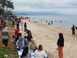 Libur Tahun Baru, Ratusan Pengunjung Padati Wisata Pantai Nalori Bambalemo