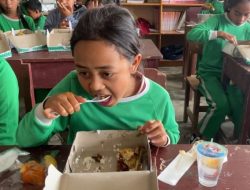 Lalui Medan Ekstrem, Satgas Madago Raya dan BTOF Berikan MBG di Dua Desa Terpencil