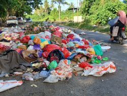 Tumpukan Sampah Dilokasi Pasar Sentral Parigi Nyaris Menutupi Badan Jalan