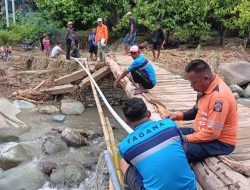 Tagana Parimo Salurkan Bantuan Kemensos dan Bangun Jembatan Darurat di Lokasi Banjir Palasa