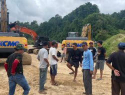 Warga Kayuboko Tertibkan Alat Berat di Lokasi Tambang Emas