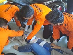 Tim Basarnas Palu Evakuasi Tiga Korban Kecelakaan di Jalan Garuda