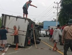 Kecelakaan Tunggal di Jalur Trans Sulawesi Parigi, Truk Bermuatan Air Mineral Terguling