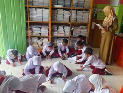 Krisis Ruang Belajar, Siswa SD Alkhairaat Donggulu, Parimo Duduk Melantai di Perpustakaan