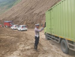 Longsor di Jalur Kebun Kopi Lumpuhkan Lalu Lintas, Polisi Gerak Cepat Evakuasi Kendaraan
