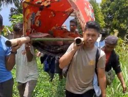 Polisi di Parigi Moutong Pikul Pasien Sejauh 4 Jam Perjalanan Demi Akses Menuju Puskesmas