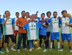 Perkuat Sinergi, Apdurin Parigi Moutong Serahkan Jersey untuk Tim Jurnalis Parigi FC