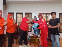 Wabup Parimo Serahkan Jersey Dukungan ASIAFI ke Jurnalis Parigi FC