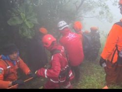 Tim SAR Tembus Medan Ekstrem, Korban Kedua Pesawat ATR Dievakuasi di Maros