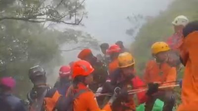 SAR Temukan 10 Paket Evakuasi Pesawat ATR di Bulusaraung