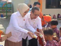 Peringati HUT ke-18, Partai Gerakan Indonesia Raya Berbagi Susu untuk Anak PAUD di Palu