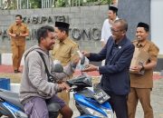 DPRD Parigi Moutong Bagikan Ratusan Takjil kepada Warga Jelang Berbuka