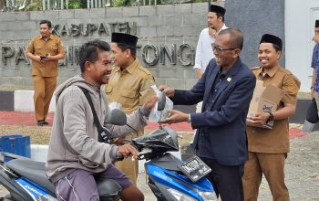 DPRD Parigi Moutong Bagikan Ratusan Takjil kepada Warga Jelang Berbuka