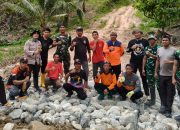 TNI-Polri, BPBD dan Warga Rampungkan Akses Jembatan Darurat di Lobu Mandiri