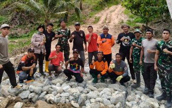 TNI-Polri, BPBD dan Warga Rampungkan Akses Jembatan Darurat di Lobu Mandiri