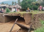 Dihantam Banjir, Jembatan Trans Sulawesi Parigi Moutong Nyaris Ambruk