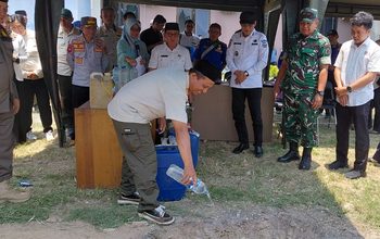 Satpol PP dan Damkar Parimo Musnahkan Miras Hasil Razia, Puluhan Botol dan 82 Liter Cap Tikus