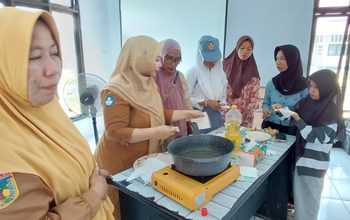 30 Penyandang Disabilitas di Parigi Moutong Dilatih Membuat Banana Roll